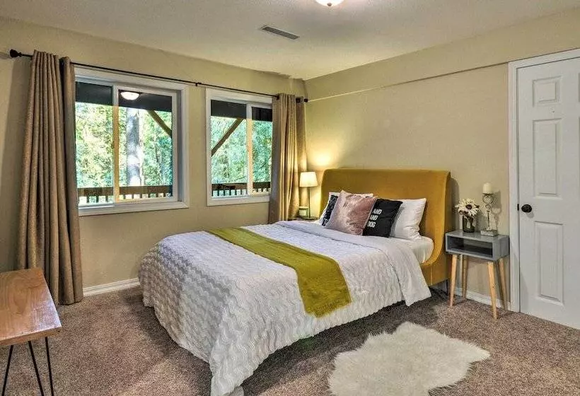 Cozy Sandy Retreat W/ Hot Tub & Forest Views!