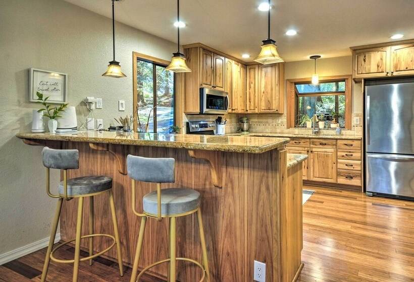 Cozy Sandy Retreat W/ Hot Tub & Forest Views!