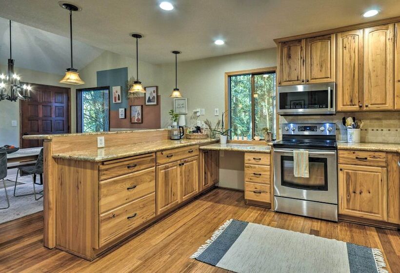 Cozy Sandy Retreat W/ Hot Tub & Forest Views!
