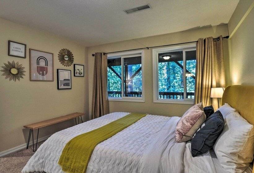 Cozy Sandy Retreat W/ Hot Tub & Forest Views!