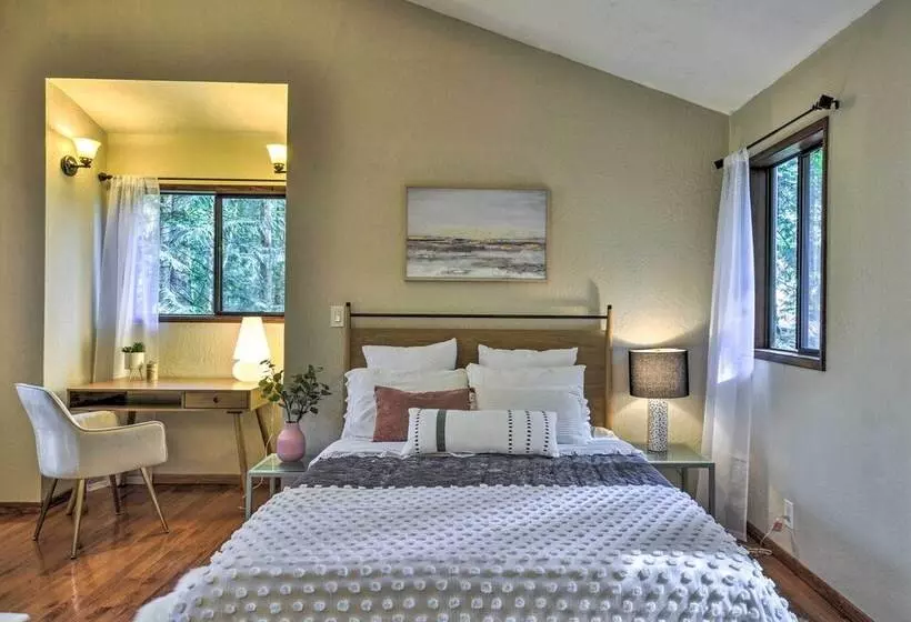 Cozy Sandy Retreat W/ Hot Tub & Forest Views!