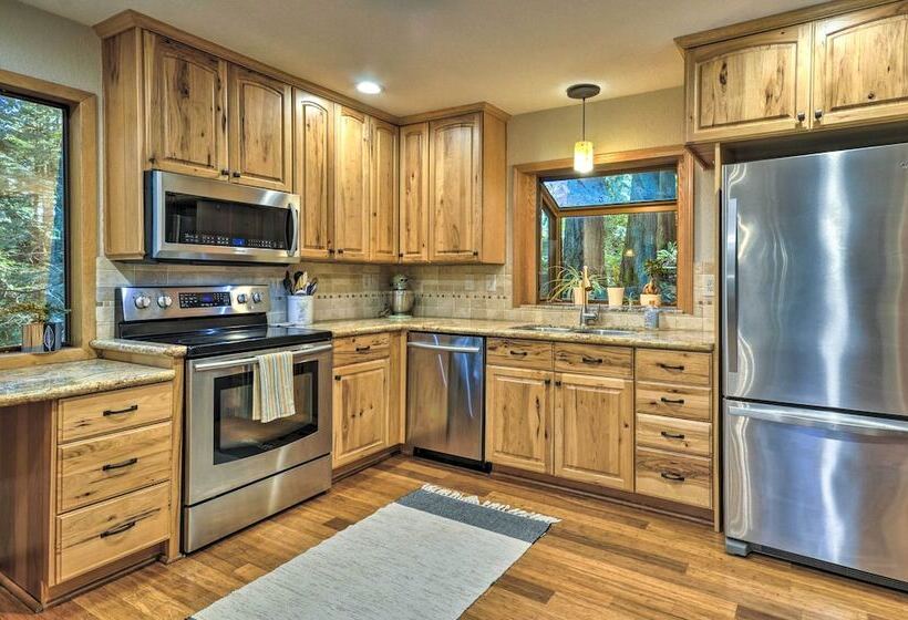 Cozy Sandy Retreat W/ Hot Tub & Forest Views!