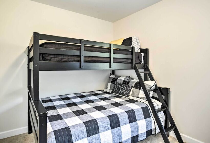 Family Friendly Greer Home W/ Balcony & Yard!