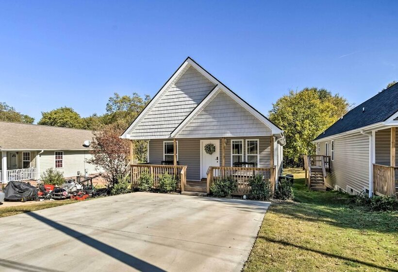 Family Friendly Greer Home W/ Balcony & Yard!