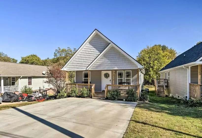 Family Friendly Greer Home W/ Balcony & Yard!