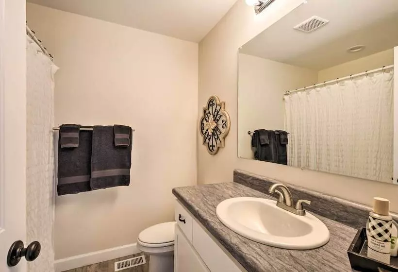 Family Friendly Greer Home W/ Balcony & Yard!