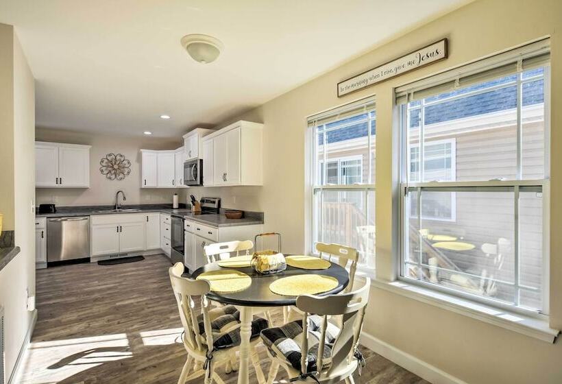 Family Friendly Greer Home W/ Balcony & Yard!