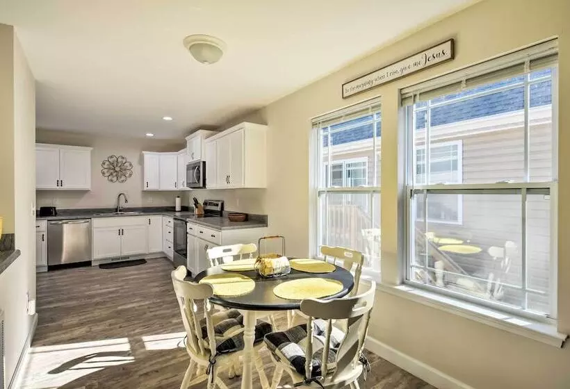 Family Friendly Greer Home W/ Balcony & Yard!