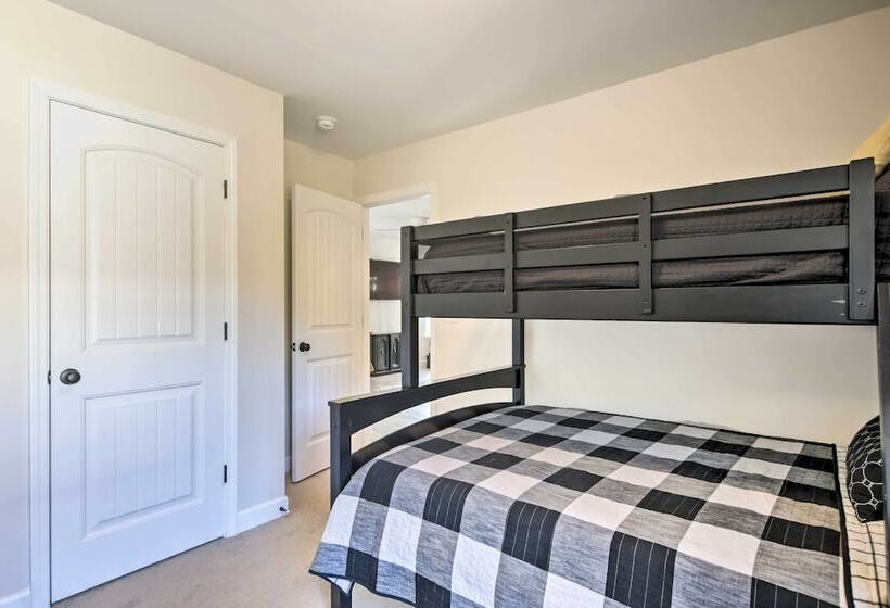 Family Friendly Greer Home W/ Balcony & Yard!