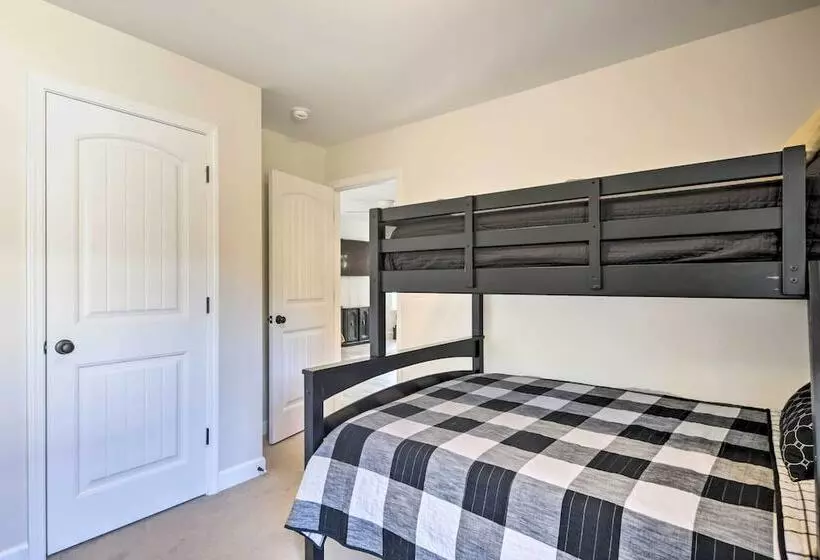 Family Friendly Greer Home W/ Balcony & Yard!