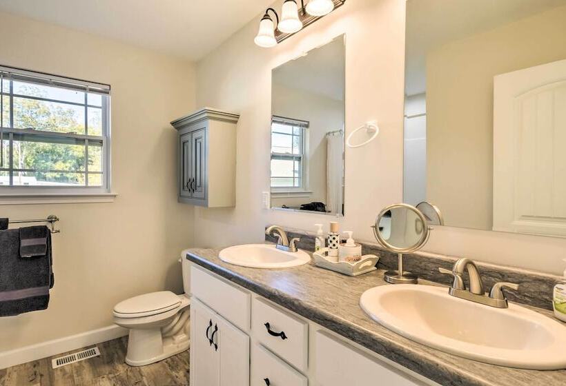 Family Friendly Greer Home W/ Balcony & Yard!