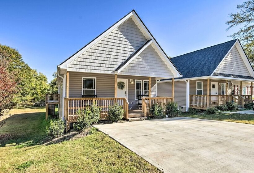 Family Friendly Greer Home W/ Balcony & Yard!