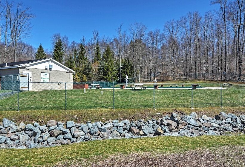 Deck & Resort Amenities: Arrowhead Lake Home!