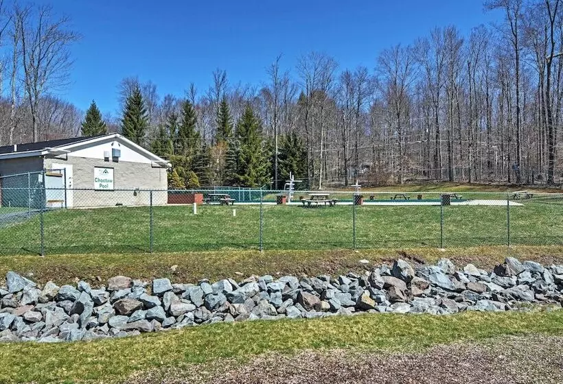 Deck & Resort Amenities: Arrowhead Lake Home!