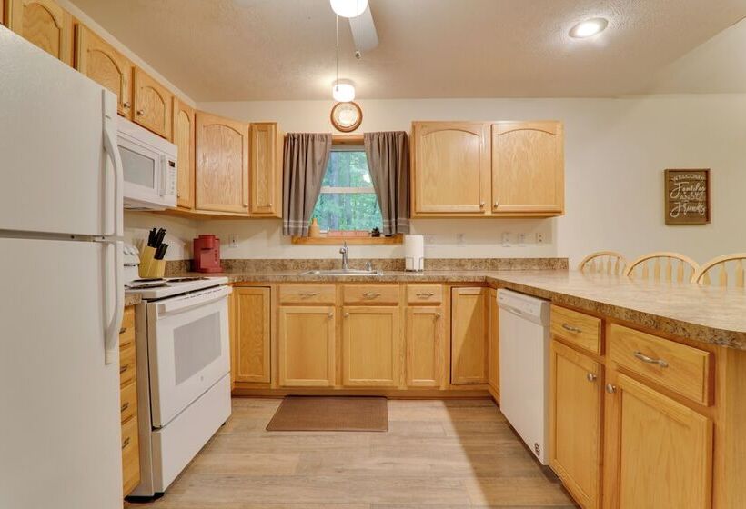 Deck & Resort Amenities: Arrowhead Lake Home!