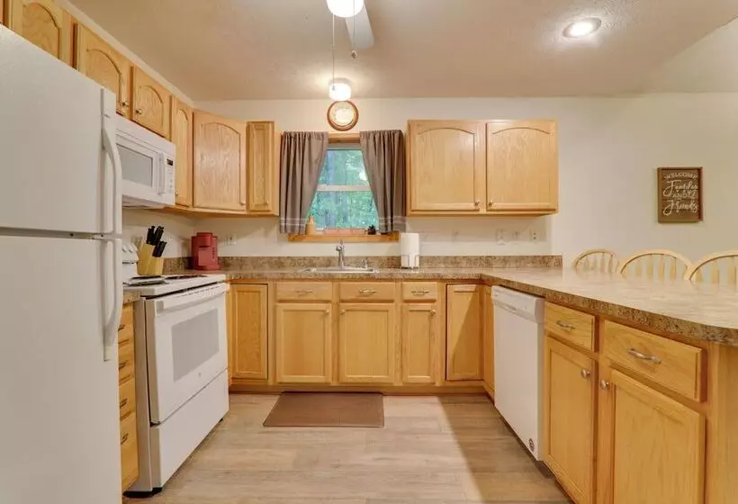 Deck & Resort Amenities: Arrowhead Lake Home!