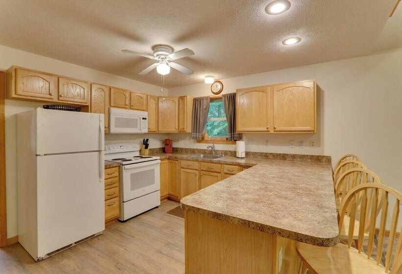 Deck & Resort Amenities: Arrowhead Lake Home!