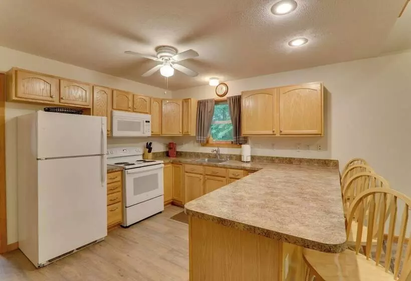 Deck & Resort Amenities: Arrowhead Lake Home!