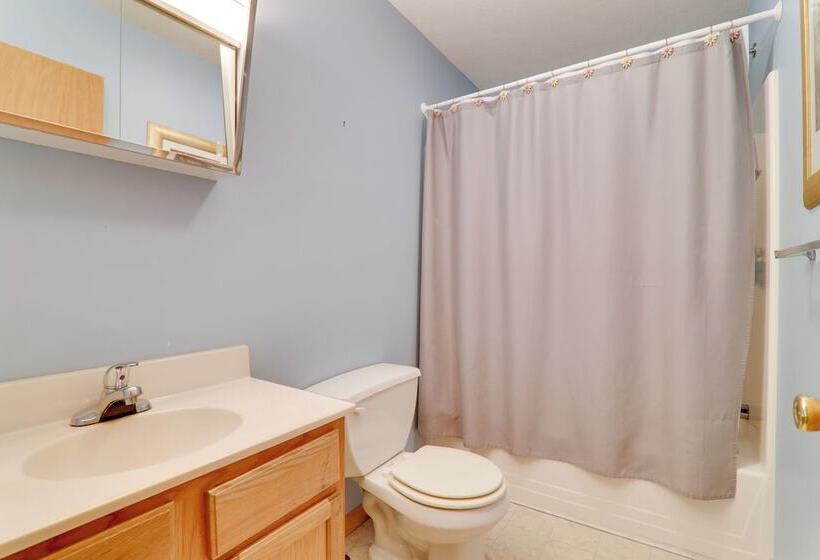 Deck & Resort Amenities: Arrowhead Lake Home!