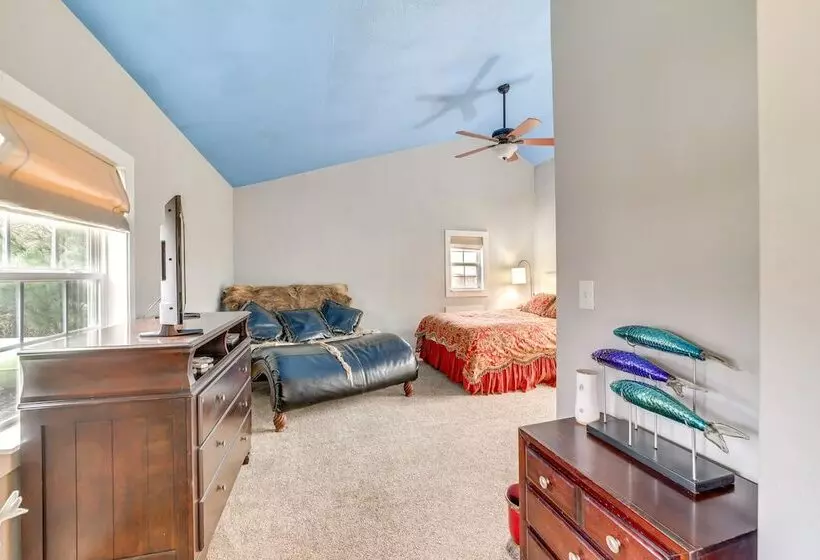 Historic Cabin W/ Yard: 1 Mi To Lake Spavinaw!