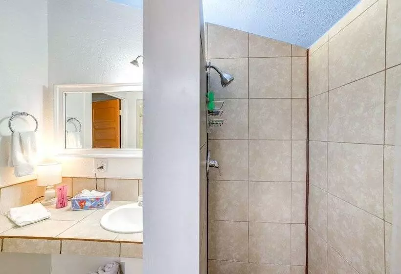 Historic Cabin W/ Yard: 1 Mi To Lake Spavinaw!