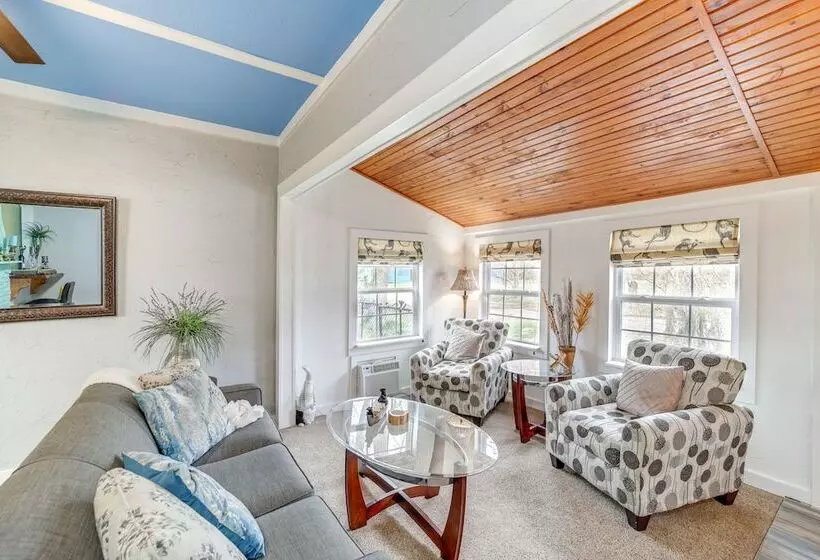 Historic Cabin W/ Yard: 1 Mi To Lake Spavinaw!