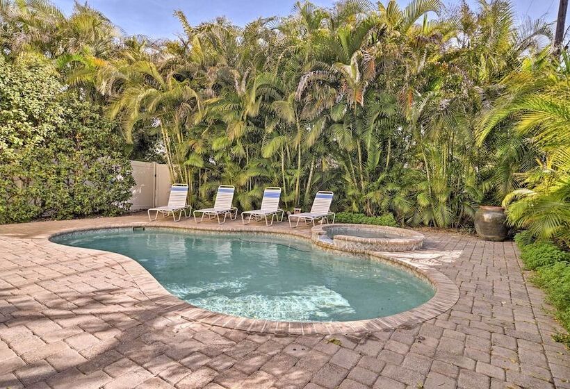 Holmes Beach Home: Pool, Hot Tub, Walk To Beach!