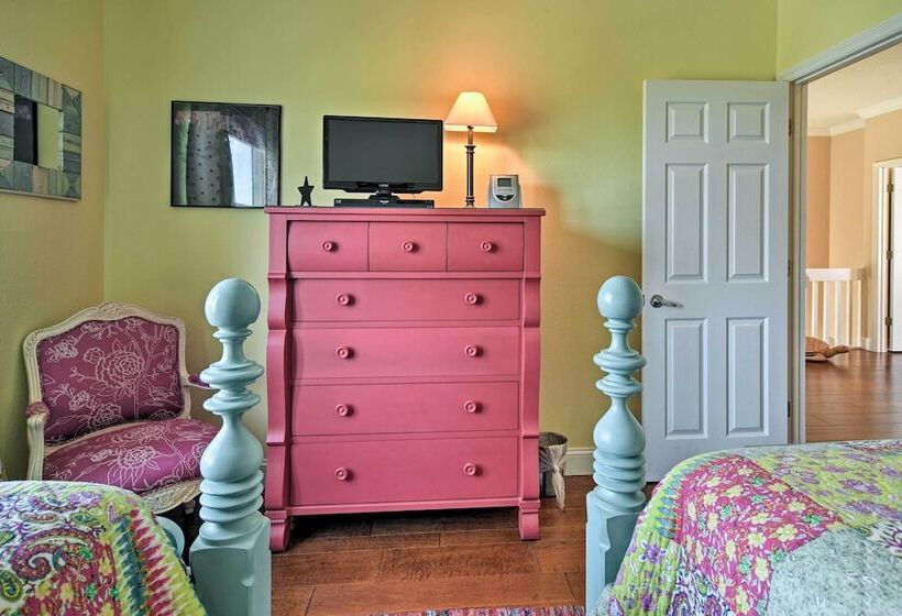 Holmes Beach Home: Pool, Hot Tub, Walk To Beach!