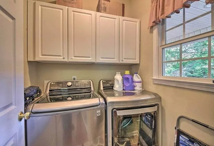 Lake Keowee Escape W/ Dock, Deck & Lake Access!