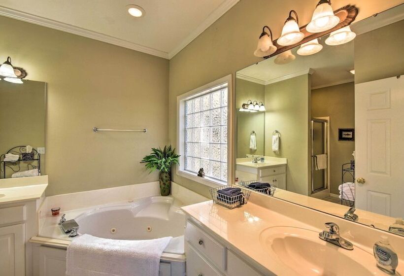 Lake Keowee Escape W/ Dock, Deck & Lake Access!