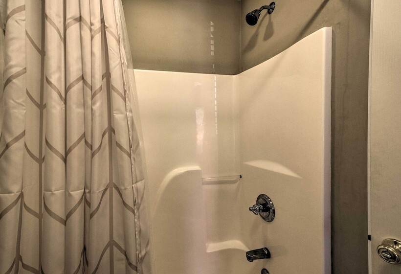 Lake Keowee Escape W/ Dock, Deck & Lake Access!