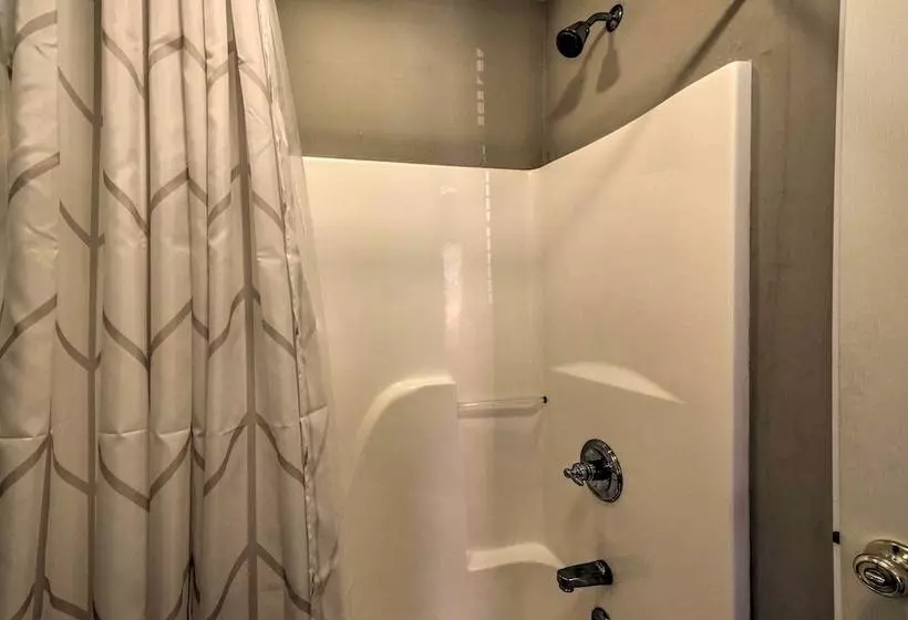 Lake Keowee Escape W/ Dock, Deck & Lake Access!