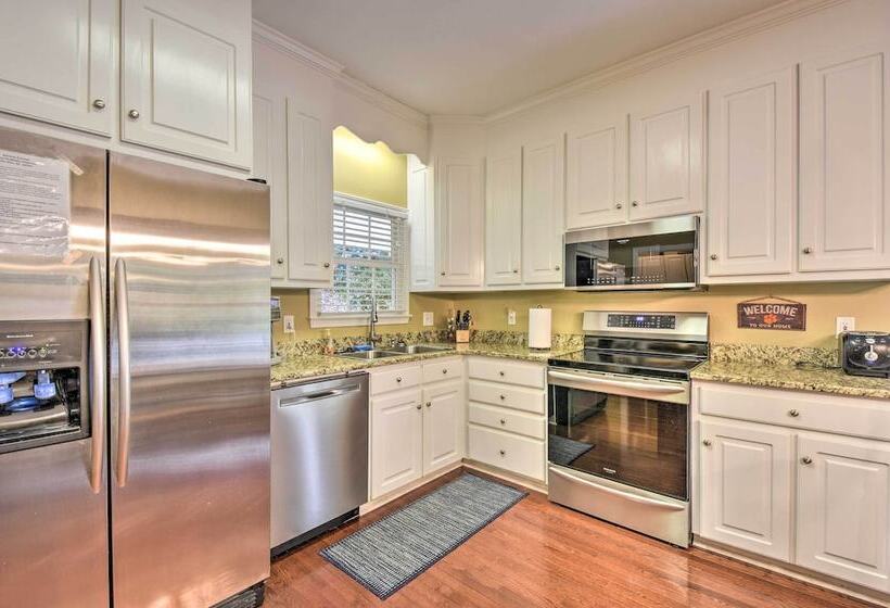 Lake Keowee Escape W/ Dock, Deck & Lake Access!