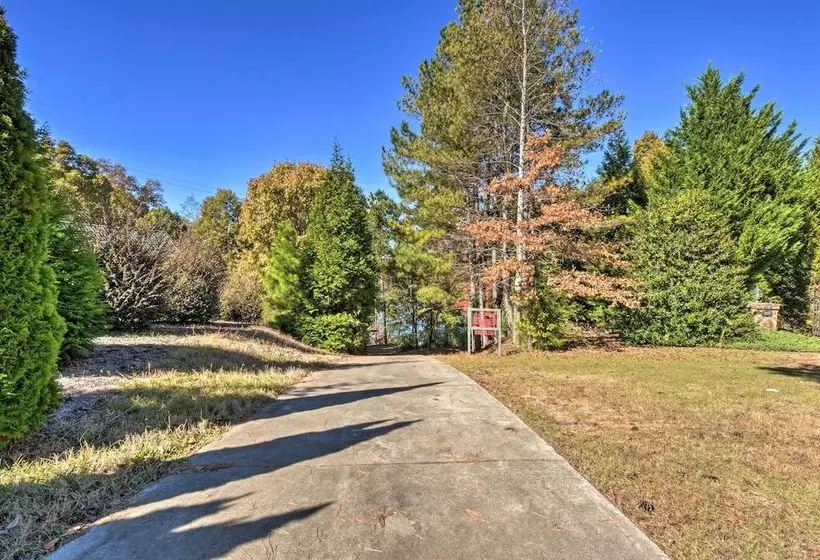 Lake Keowee Escape W/ Dock, Deck & Lake Access!