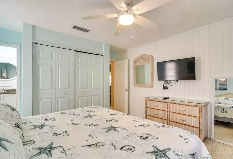 4 Mi To Dog Beach: Largo Home W/ Pool & Hot Tub!