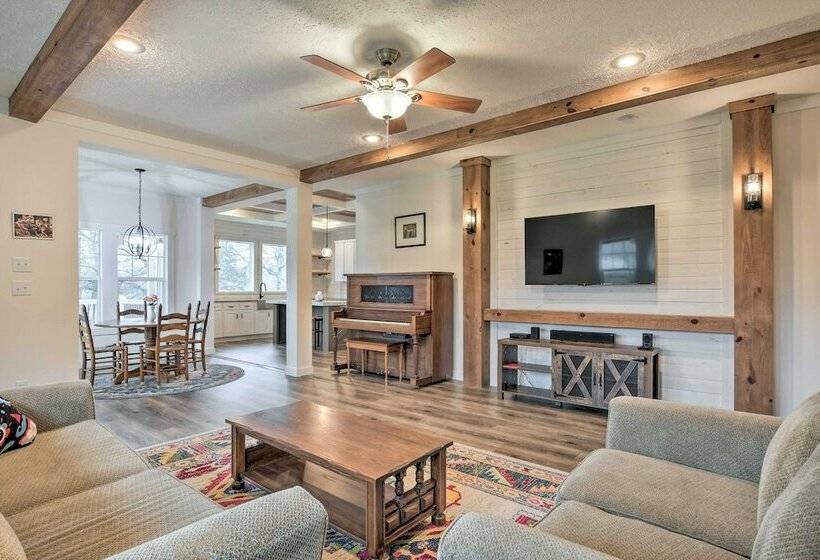 Modern Waterfront Home W/ Dock On Lake Bowen!