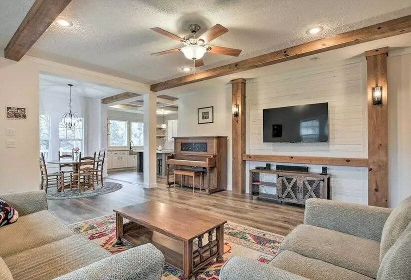 Modern Waterfront Home W/ Dock On Lake Bowen!