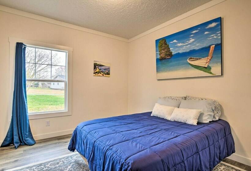 Modern Waterfront Home W/ Dock On Lake Bowen!