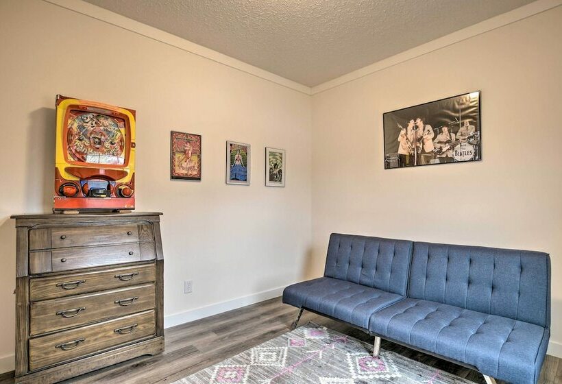 Modern Waterfront Home W/ Dock On Lake Bowen!