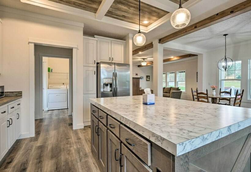 Modern Waterfront Home W/ Dock On Lake Bowen!