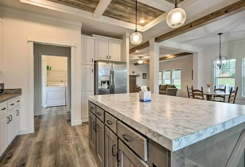 Modern Waterfront Home W/ Dock On Lake Bowen!