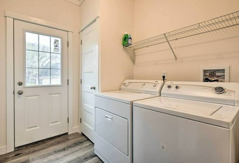 Modern Waterfront Home W/ Dock On Lake Bowen!