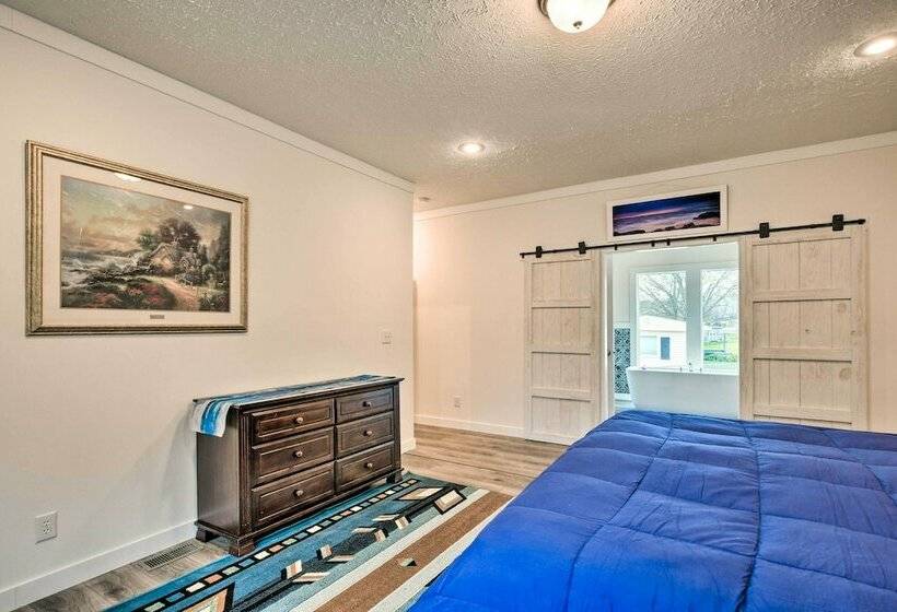 Modern Waterfront Home W/ Dock On Lake Bowen!