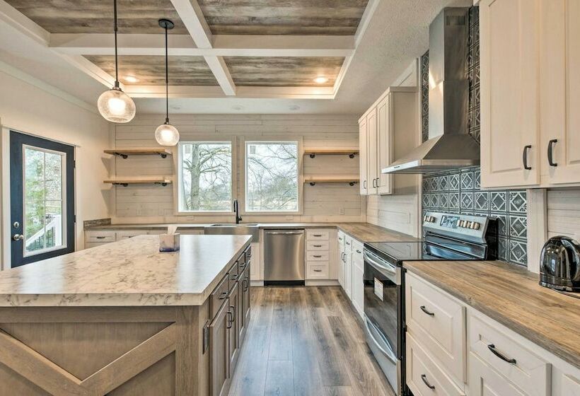 Modern Waterfront Home W/ Dock On Lake Bowen!