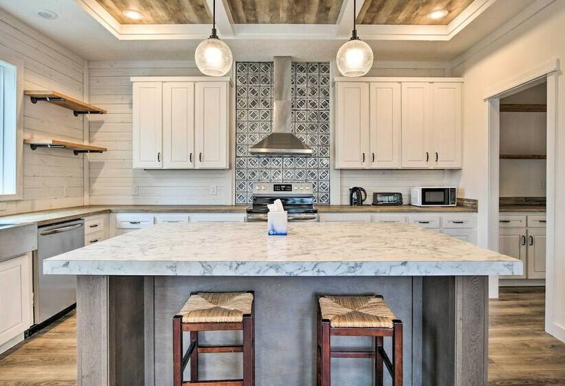 Modern Waterfront Home W/ Dock On Lake Bowen!