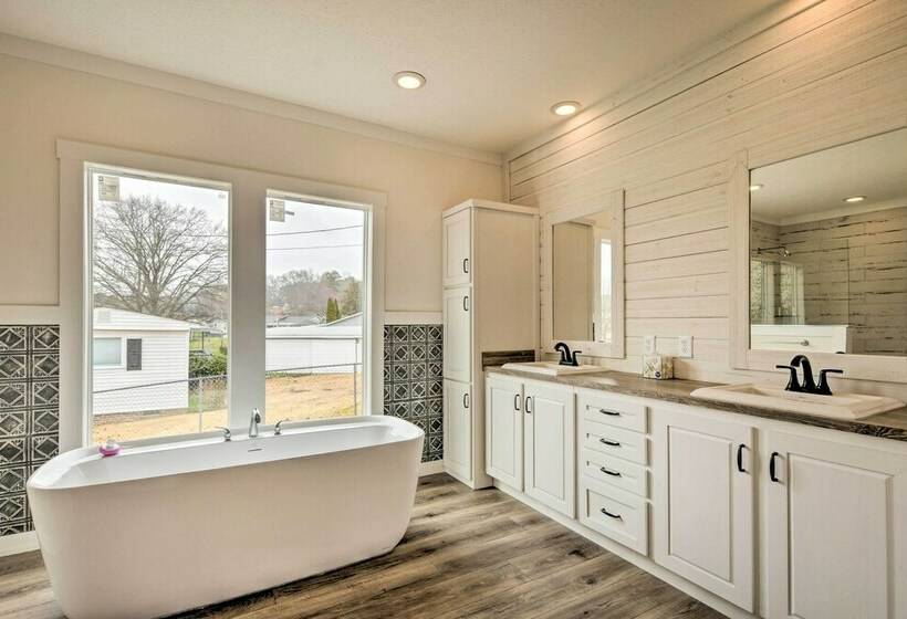 Modern Waterfront Home W/ Dock On Lake Bowen!