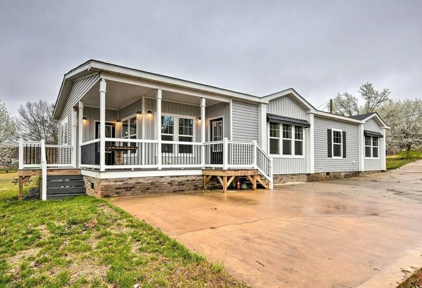 Modern Waterfront Home W/ Dock On Lake Bowen!