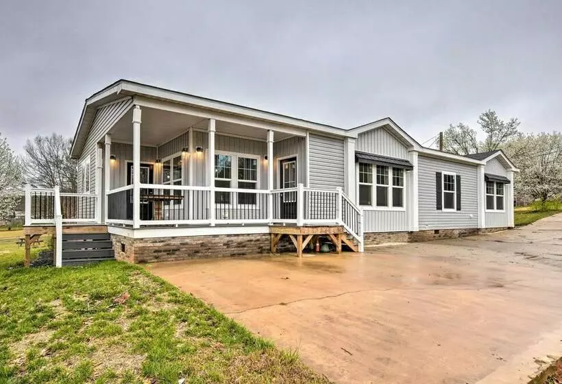 Modern Waterfront Home W/ Dock On Lake Bowen!
