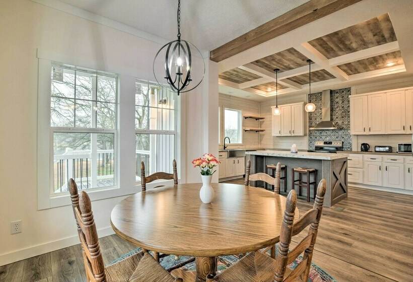 Modern Waterfront Home W/ Dock On Lake Bowen!