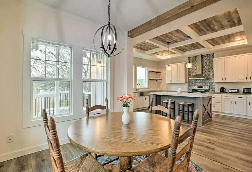 Modern Waterfront Home W/ Dock On Lake Bowen!